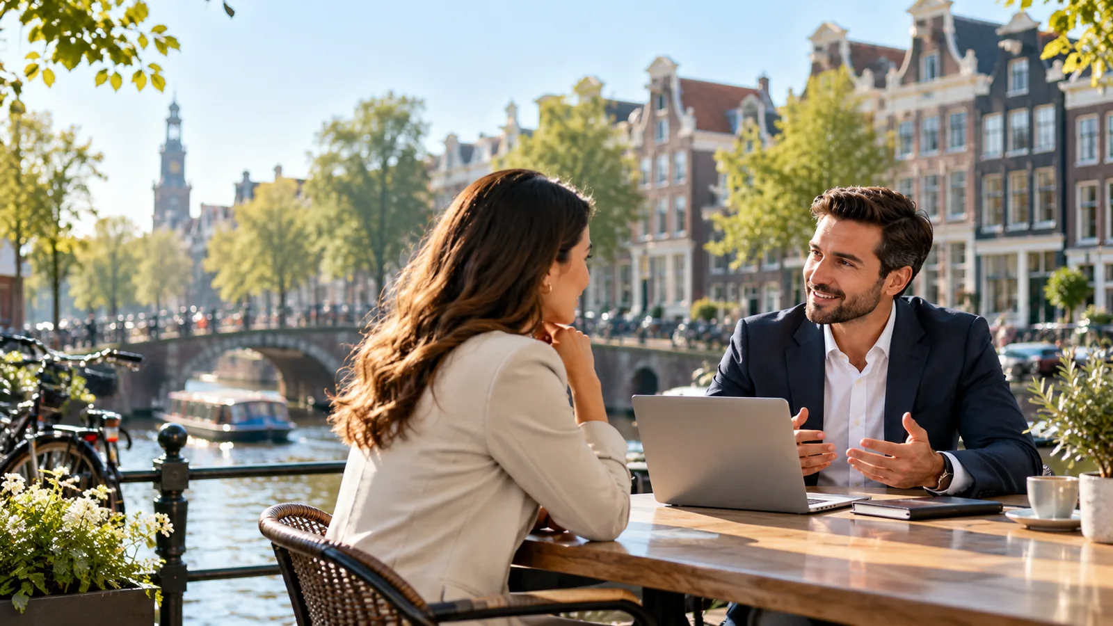 Amsterdam kanal kenarında profesyonel danışmanlık görüşmesi (temsili foto-gerçekçi görsel)